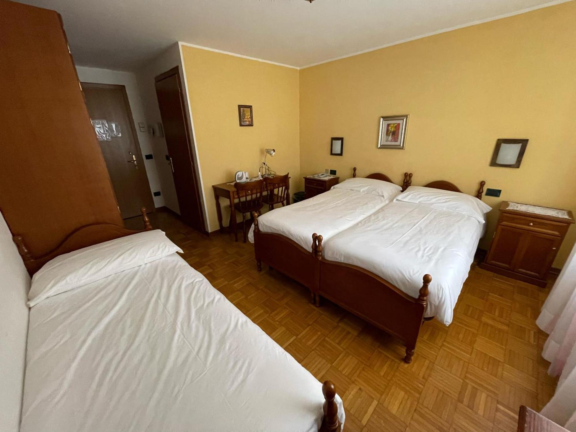 Albergo Nuoitas フォルニ・ディ・ソプラ エクステリア 写真