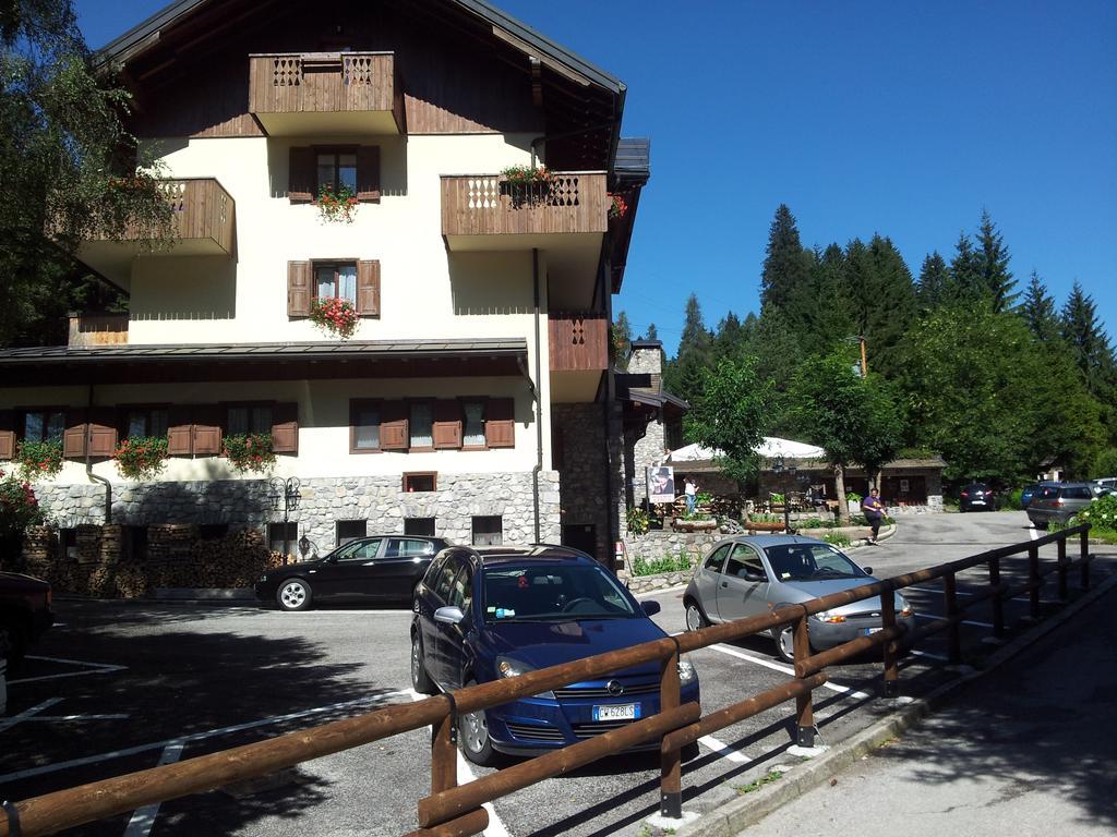 Albergo Nuoitas フォルニ・ディ・ソプラ エクステリア 写真