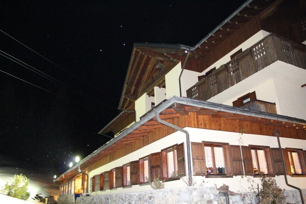 Albergo Nuoitas フォルニ・ディ・ソプラ エクステリア 写真