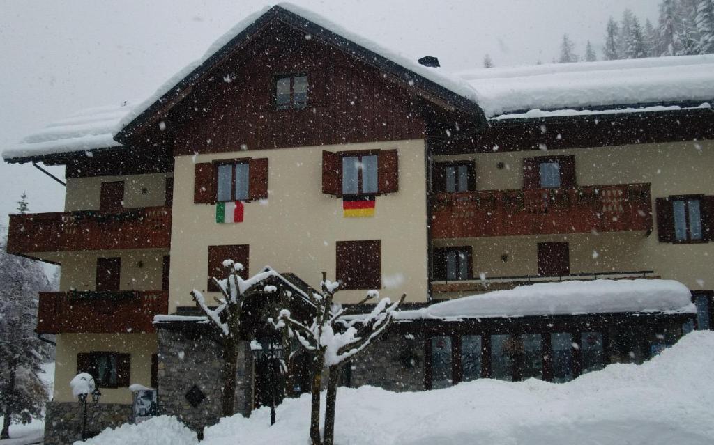 Albergo Nuoitas フォルニ・ディ・ソプラ エクステリア 写真