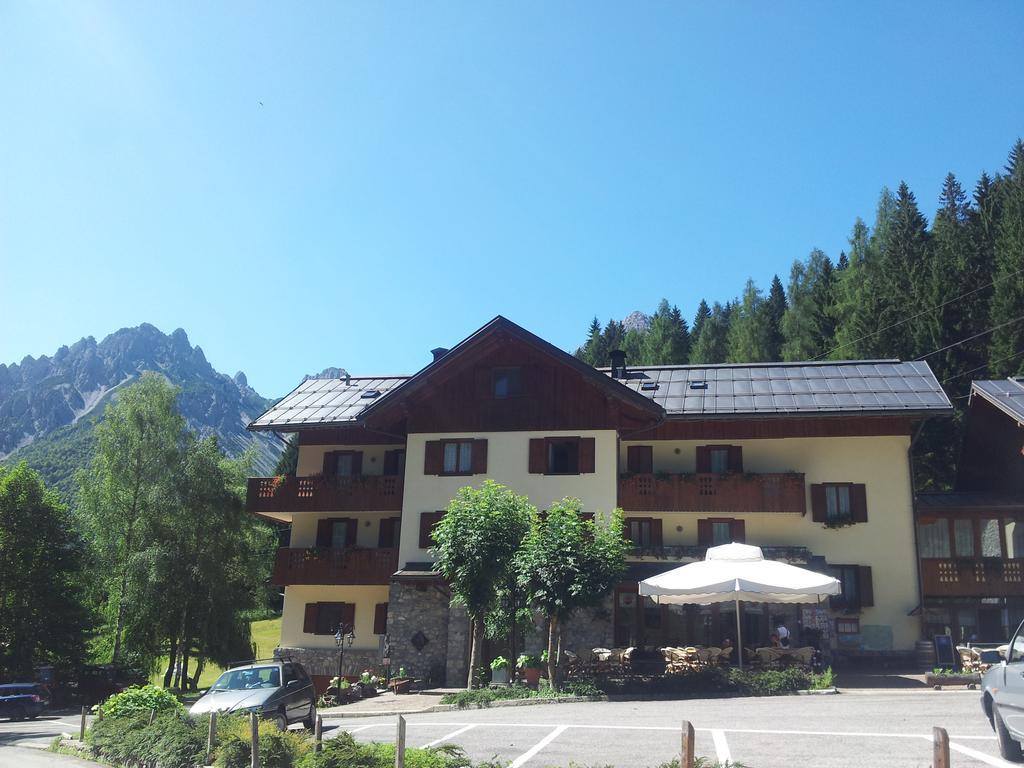 Albergo Nuoitas フォルニ・ディ・ソプラ エクステリア 写真